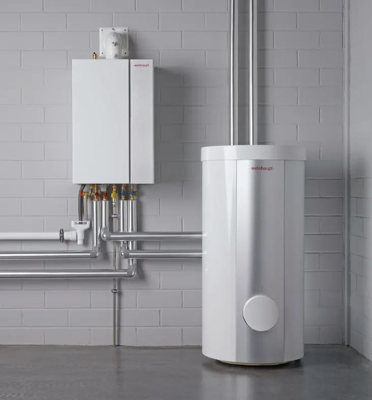 Wandmodel Weishaupt cv-ketel met witte boiler en verchroomde leidingen